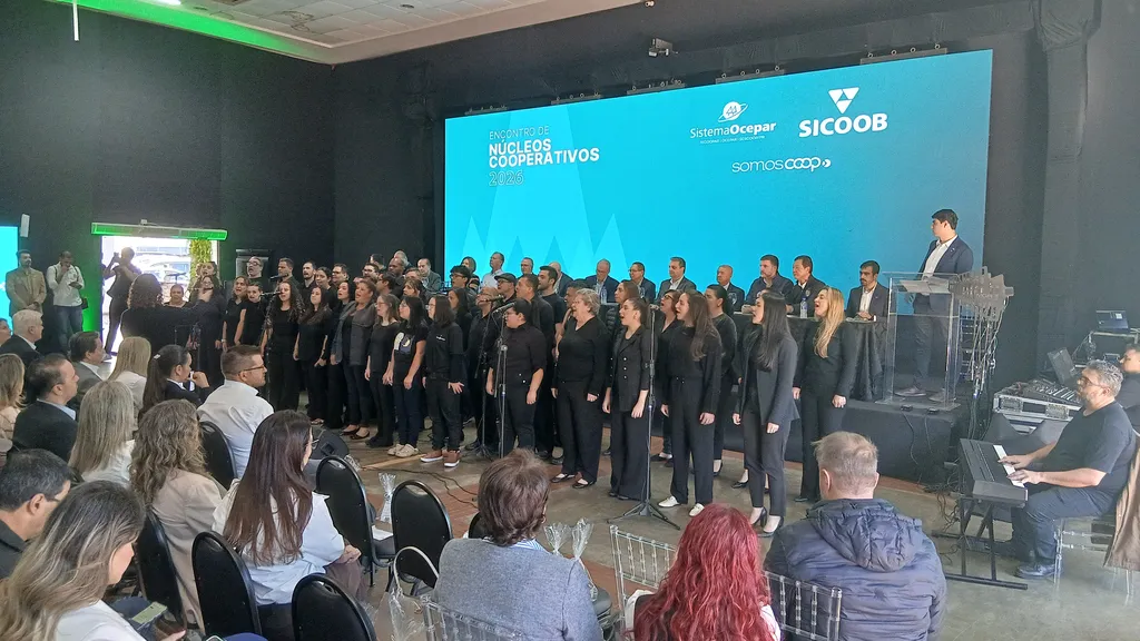 O coral que une colaboradores especiais e comunidade por meio do canto